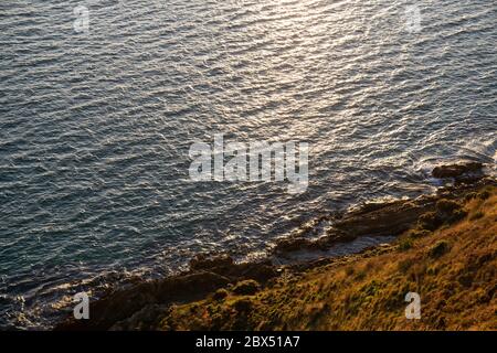 Ein Teil von Nugget Point ist eine der schönsten Landformen entlang der Küste von Otago in Neuseeland mit einem Leuchtturm und einer Streuung von felsigen Inseln. Stockfoto