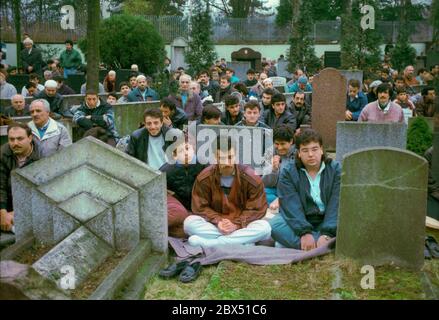 Berliner Bezirke / Türken / Ausländer / 6.5.1989 Neukoelln/ Kreuzberg: Gottesdienst in der Friedhofsoschee am Ende des Ramadan. Weil in der Moschee nicht genügend Platz ist, beten die Gläubigen zwischen den Gräbern und auf der Straße Columbiadamm. // Islam / Gottesdienst / [automatisierte Übersetzung] Stockfoto