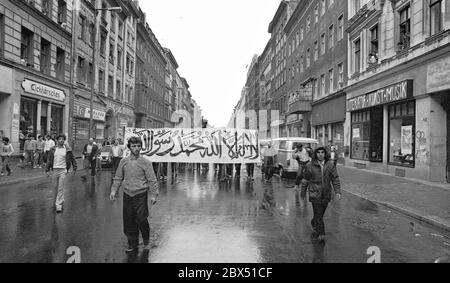 Berlin / Ausländer / Türken / 1.8.1981 Berlin-Kreuzberg: Islamische Gruppen, insbesondere türkische, protestieren gegen die Ermordung von Bakr Al Sadr im Irak durch Saddam Hussein und gegen die sowjetische Besetzung Afghanistans // Islam / Aktionen Stockfoto