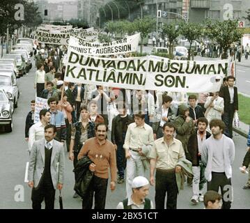 Berlin / Ausländer / Türken / 1.8.1981 Berlin-Kreuzberg: Islamische Gruppen, insbesondere türkische, protestieren gegen die Ermordung von Bakr Al Sadr im Irak durch Saddam Hussein und gegen die sowjetische Besetzung Afghanistans // Islam / Aktionen Stockfoto