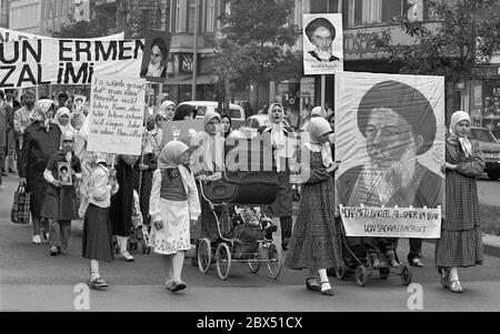 Berlin / Ausländer / Türken / 1.8.1981 Berlin-Kreuzberg: Islamische Gruppen, insbesondere türkische, protestieren gegen die Ermordung von Bakr Al Sadr im Irak durch Saddam Hussein und gegen die sowjetische Besetzung Afghanistans. Dahinter auch Bilder von Khomeini // Islam / Aktionen [automatisierte Übersetzung] Stockfoto