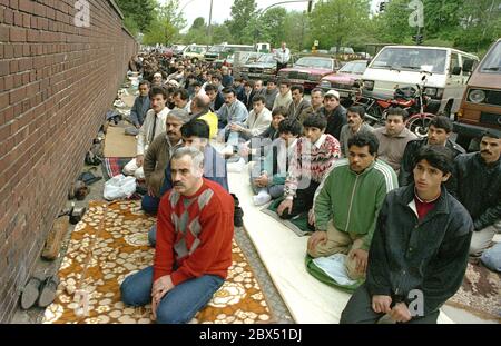 Berliner Bezirke / Türken / Ausländer / 6.5.1989 Neukoelln/ Kreuzberg: Gottesdienst in der Friedhofsoschee am Ende des Ramadan. Weil in der Moschee nicht genügend Platz ist, beten die Gläubigen zwischen den Gräbern und auf der Straße Columbiadamm. // Islam / Gottesdienst / [automatisierte Übersetzung] Stockfoto