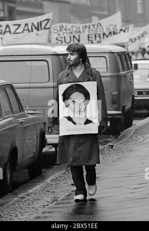 Berlin / Ausländer / Türken / 1.8.1981 Berlin-Kreuzberg: Islamische Gruppen, insbesondere türkische, protestieren gegen die Ermordung von Bakr Al Sadr im Irak durch Saddam Hussein und gegen die sowjetische Besetzung Afghanistans // Islam / Aktionen Stockfoto