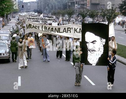 Berlin / Ausländer / Türken / 1.8.1981 Berlin-Kreuzberg: Islamische Gruppen, insbesondere türkische, protestieren gegen die Ermordung von Bakr Al Sadr im Irak durch Saddam Hussein und gegen die sowjetische Besetzung Afghanistans. Rechts: Bild von Khomeini // Islam / Aktionen [automatisierte Übersetzung] Stockfoto