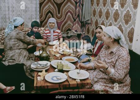 Berlin / Türken / Islam / 1981 Ramadan Dinner mit Imam Mustafa Yuekcel. Nach Sonnenuntergang beten und essen Männer und Frauen getrennt. Während die Männer fundamentalistisch sind, unterhalten sich die Frauen und unterhalten sich am Abend // Breaking the fast / Ramazan / Ausländer [automatisierte Übersetzung] Stockfoto