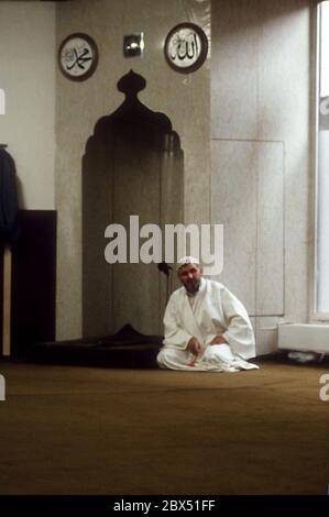 Berlin-Kreuzberg / Türken / Ausländer / 1981 der Imam in der Mevlana Moschee (Fundamentalisten der Konya-Richtung) // Islam / Beten / [automatisierte Übersetzung] Stockfoto