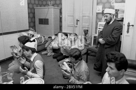 Berlin / Schönberg / Türken / Ausländer / 24.7.1981 Imam Mustafa Yuekcel gibt ein Ramadan-Dinner, das ein gemeinsames Gebet beinhaltet. Wohnung in der Mansteinstrasse, Schöneberg. Er ist ein freiberuflicher Imam, mit Abschlusszeugnis von der Universität von Kairo. Verheiratet mit einem Deutschen. // Fasten / Leben / Islam / Beten / [automatisierte Übersetzung] Stockfoto