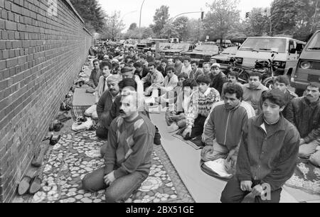 Berliner Bezirke / Türken / Ausländer / 6.5.1989 Neukoelln/ Kreuzberg: Gottesdienst in der Friedhofsoschee am Ende des Ramadan. Weil in der Moschee nicht genügend Platz ist, beten die Gläubigen zwischen den Gräbern und auf der Straße Columbiadamm. // Islam / Gottesdienst / [automatisierte Übersetzung] Stockfoto