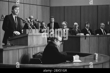 Berlin / Parteien / CDU / 13.1.1981 der Berliner Senat wird gewählt. Eberhard Diepgen spricht nach der Wahl über die Opposition. Auf der Rückseite der Regierungsbank Hans Jochen Vogel, Guido Brunner, Walter rasch, beide FDP, Dieter Sauberzweig, SPD // Parteien / Politik Stockfoto