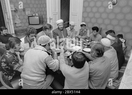 Berlin / Schönberg / Türken / Ausländer / 24.7.1981 Imam Mustafa Yuekcel gibt ein Ramadan-Dinner, das ein gemeinsames Gebet beinhaltet. Wohnung in der Mansteinstrasse, Schöneberg. Er ist ein freiberuflicher Imam, mit Abschlusszeugnis von der Universität in Kairo. Verheiratet mit einem Deutschen. // Fasten / Leben / Islam / Beten / [automatisierte Übersetzung] Stockfoto