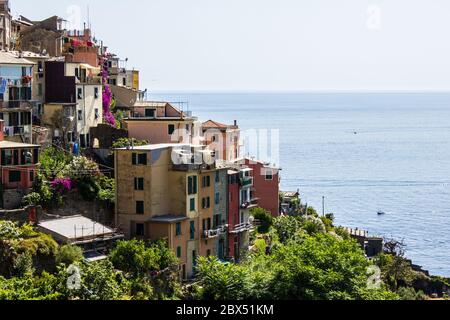 Corniglia, Italien - 8. Juli 2017: Blick auf Corniglia Häuser an einem sonnigen Tag Stockfoto