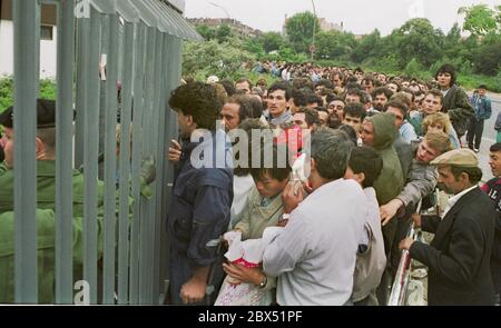 Berlin / Hochzeit / Tiergarten / Ausländer / 7 / 1990 Asylstelle am Friedrich-Krause-Ufer, Abteilung Sozialwesen. Lange Warteschlangen vor dem Büro. // Behörden / Immigration / Immigration / Asyl / Anzahl / *** Ortsunterschrift *** Asylsuchende vor dem -Asylsozialamt-. Familie aus Rumänien // Eltern / Paar / Kinder / Ausländer / Migration / [automatisierte Übersetzung] Stockfoto