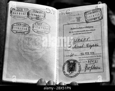 Berlin / Ausländer / Türken / 28.8.1982 so sah eine Aufenthaltserlaubnis aus. Ein Stempel im Pass. Innensenator Lummer wollte die Einwanderung von Ausländern in einige Bezirke Berlins verbieten. Es gab zum ersten Mal Proteste von vielen Gruppen von Ausländern. Niyazi Turgay war Lehrerin an der MBSE, der Berufsschule für junge Menschen in Karlsbad. // Behörden / Einwanderung / Papiere / Identifikation [automatisierte Übersetzung] Stockfoto