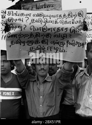 Berlin / Schöneberg / Ausländer / Asien / 25.7.1981 Tamilen protestieren vor dem Sozialsenat gegen Abschiebung und Einschränkung der Sozialfürsorge // Asyl / [automatisierte Übersetzung] Stockfoto