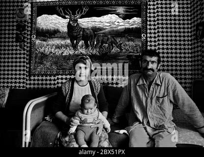 Berlin-Kreuzberg / Türken / Ausländer / 1981 Dogan Familie im Obdachlosenheim am Legiendamm. Wegen einer zu großen Familie bekommen die Kurden keine bezahlbare Wohnung. An der Wand ein brüllender Hirsch. Die Familie floh aus Karamarasch im Süden Anatoliens, nach einem Massaker der türkischen Armee an Kurden. // Leben / Kurden / Berlin City *** Ortsunterschrift *** Ausländer / Türken [maschinelle Übersetzung] Stockfoto