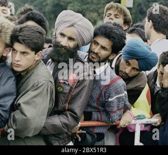 Berlin / Hochzeit / Tiergarten / Ausländer / 7 / 1990 Asylstelle am Friedrich-Krause-Ufer, Abteilung Sozialwesen. Lange Warteschlangen vor dem Büro. // Behörden / Immigration / Immigration / Asyl / Anzahl / *** Ortsunterschrift *** Asylsuchende vor dem -Asylsozialamt-. Familie aus Rumänien // Eltern / Paar / Kinder / Ausländer / Migration / [automatisierte Übersetzung] Stockfoto