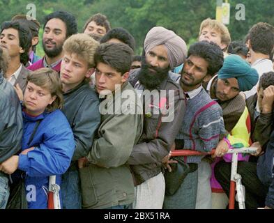 Berlin / Hochzeit / Tiergarten / Ausländer / 7 / 1990 Asylstelle am Friedrich-Krause-Ufer, Abteilung Sozialwesen. Lange Warteschlangen vor dem Büro. // Behörden / Immigration / Immigration / Asyl / Anzahl / *** Ortsunterschrift *** Asylsuchende vor dem -Asylsozialamt-. Familie aus Rumänien // Eltern / Paar / Kinder / Ausländer / Migration / [automatisierte Übersetzung] Stockfoto