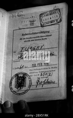 Berlin / Ausländer / Türken / 28.8.1982 so sah eine Aufenthaltserlaubnis aus. Ein Stempel im Pass. Innensenator Lummer wollte die Einwanderung von Ausländern in einige Bezirke Berlins verbieten. Es gab zum ersten Mal Proteste von vielen Gruppen von Ausländern. Niyazi Turgay war Lehrerin an der MBSE, der Berufsschule für junge Menschen in Karlsbad. // Behörden / Einwanderung / Papiere / Identifikation [automatisierte Übersetzung] Stockfoto