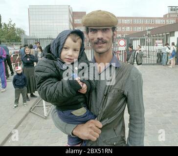 Berlin / Hochzeit / Tiergarten / Ausländer / 7 / 1990 Asylstelle am Friedrich-Krause-Ufer, Abteilung Sozialwesen. Lange Warteschlangen vor dem Büro. Vater, Kind aus Rumänien // Behörden / Einwanderung / Einwanderung / Asyl / Menschenmenge / Asyl [automatisierte Übersetzung] Stockfoto