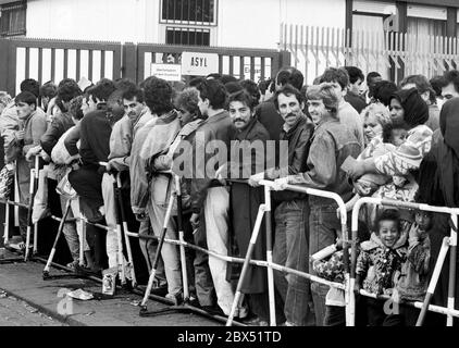 Berlin / Hochzeit / Tiergarten / Ausländer / 7 /1990 Asylbüro am Friedrich-Krause-Ufer, Abteilung Sozialwesen. Lange Warteschlangen vor dem Büro. // Behörden / Immigration / Immigration / Asyl / *** Ortsunterschrift *** Ausländer / Asien Asylsuchende vor dem Asylum Sozialamt. [Automatisierte Übersetzung] Stockfoto