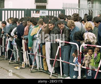 Berlin / Hochzeit / Tiergarten / Ausländer / 7 / 1990 Asylstelle am Friedrich-Krause-Ufer, Abteilung Sozialwesen. Lange Warteschlangen vor dem Büro. // Behörden / Immigration / Immigration / Asyl / Anzahl / *** Ortsunterschrift *** Asylsuchende vor dem -Asylsozialamt-. Familie aus Rumänien // Eltern / Paar / Kinder / Ausländer / Migration / [automatisierte Übersetzung] Stockfoto