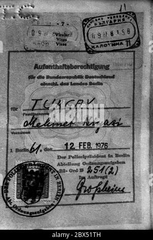 Berlin / Ausländer / Türken / 28.8.1982 so sah eine Aufenthaltserlaubnis aus. Ein Stempel im Pass. Innensenator Lummer wollte die Einwanderung von Ausländern in einige Bezirke Berlins verbieten. Es gab zum ersten Mal Proteste von vielen Gruppen von Ausländern. Niyazi Turgay war Lehrerin an der MBSE, der Berufsschule für junge Menschen in Karlsbad. // Behörden / Einwanderung / Papiere / Identifikation [automatisierte Übersetzung] Stockfoto