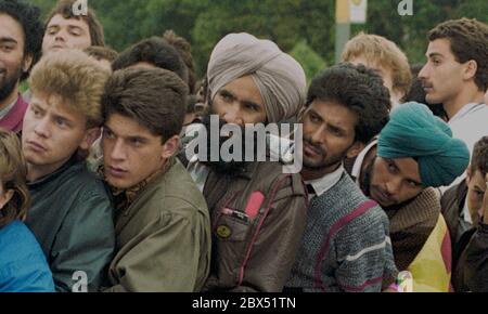 Berlin / Hochzeit / Tiergarten / Ausländer / 7 / 1990 Asylstelle am Friedrich-Krause-Ufer, Abteilung Sozialwesen. Lange Warteschlangen vor dem Büro. // Behörden / Immigration / Immigration / Asyl / Anzahl / *** Ortsunterschrift *** Asylsuchende vor dem -Asylsozialamt-. Familie aus Rumänien // Eltern / Paar / Kinder / Ausländer / Migration / [automatisierte Übersetzung] Stockfoto