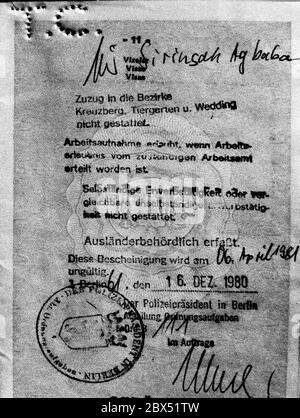 Berlin / Ausländer / Türken / 28.8.1982 so sah eine Aufenthaltserlaubnis aus. Ein Stempel im Pass. Innensenator Lummer wollte die Einwanderung von Ausländern in einige Bezirke Berlins verbieten. Es gab zum ersten Mal Proteste von vielen Gruppen von Ausländern. Niyazi Turgay war Lehrerin an der MBSE, der Berufsschule für junge Menschen in Karlsbad. // Behörden / Einwanderung / Papiere / Identifikation [automatisierte Übersetzung] Stockfoto