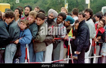 Berlin / Hochzeit / Tiergarten / Ausländer / 7 / 1990 Asylstelle am Friedrich-Krause-Ufer, Abteilung Sozialwesen. Lange Warteschlangen vor dem Büro. // Behörden / Immigration / Immigration / Asyl / Anzahl / *** Ortsunterschrift *** Asylsuchende vor dem -Asylsozialamt-. Familie aus Rumänien // Eltern / Paar / Kinder / Ausländer / Migration / [automatisierte Übersetzung] Stockfoto