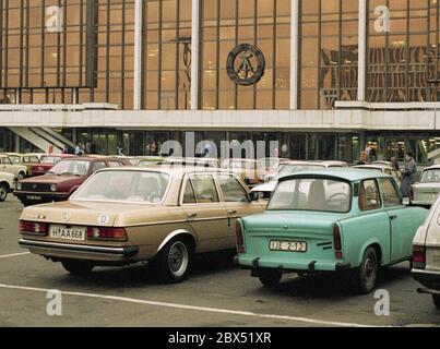 Berlin-Mitte / Ende der DDR / Emblem / 1989 Trabi und Wartburg vor dem Palast der Republik, Dezember 1989, wo auch die Volkskammer, das parlament der DDR, untergebracht war, wird das DDR-Emblem bald darauf entfernt. // Stadtpalast / Humboldt Forum [automatisierte Übersetzung] Stockfoto