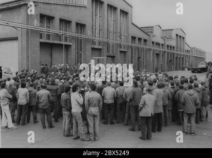 Berlin / Reinickendorf / Ausländer / 3.3.1981 Warnstreik der IG-Metall bei der Wagon-Union. Viele Mitarbeiter sind Ausländer, meist Türken // Streik / Union / [automatisierte Übersetzung] Stockfoto