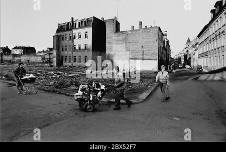 Sachsen / Ortschaften / DDR / März 1990 Leipzig, Bezirk Connewitz. Die verfallene Altstadt aus dem 19. Jahrhundert sollte abgerissen werden. Anfang 1990 stoppte der runde Tisch den Abriss. // Staaten / Zerfall / Stadt / [automatisierte Übersetzung] Stockfoto