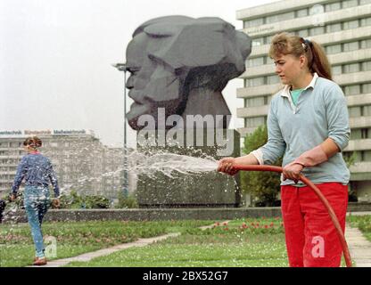 Sachsen / Chemnitz / Karl-Marx-Stadt / 1990 Karl-Marx-Denkmal des sowjetischen Bildhauers Lev Kerbel, Gärtner wässt die Blumenbeete // Sozialismus / DDR / Kommunismus / Denkmal / Geschichte / DDR-Staat / DDR-Land / Sowjet Stockfoto