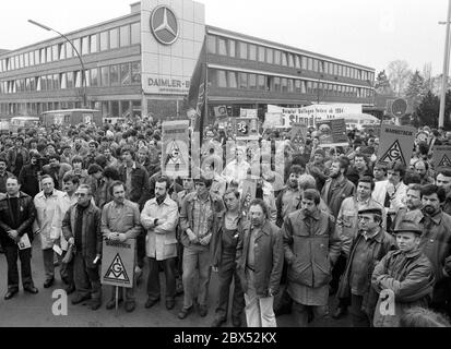 Berlin / Hochzeit / Türken / Ausländer 1983 Hochzeit: Proteste vor dem Fabriktor der AEG in der Brunnenstraße. Die AEG steht vor dem Konkurs, dieses Werk soll geschlossen werden. Die Mehrheit der Arbeitskräfte ist türkisch. Arbeiter verlassen die Fließlinien und kommen zu der Versammlung vor dem historischen Fabriktor. // Industrie / Geschichte 1888 baute AEG in Wedding an der Ackerstraße einen großen Industriekomplex, der bald zu klein wurde. Es übernahm ein noch größeres Grundstück in der Voltastraße. In den riesigen Fabriken wurde fast alles produziert, was AEG verkaufte: Kleine Motoren und riesige Turbinen, Stockfoto