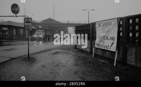 DDR-Land / Sachsen-Anhalt / Dezember 1989 Chemiekombinat in Bitterfeld. Auf dem riesigen heruntergekommenen Firmengelände hat jemand ein Schild an die Wand gehängt: -Never again SED, Germany united Vaterland- // Treuhand / Vereinigung / DDR-Staat / SED [automatisierte Übersetzung] Stockfoto
