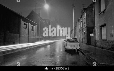 Sachsen-Anhalt / DDR / Dezember 1989 Bitterfeld, Wohnstraße in der Innenstadt, nachts // Vereinigung / Länder / [automatisierte Übersetzung] Stockfoto