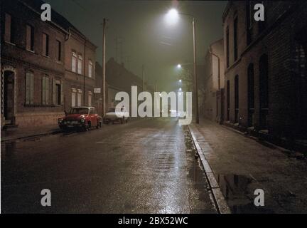 Sachsen-Anhalt / DDR / Dezember 1989 Bitterfeld, Wohnstraße in der Innenstadt, nachts // Vereinigung / Länder / [automatisierte Übersetzung] Stockfoto