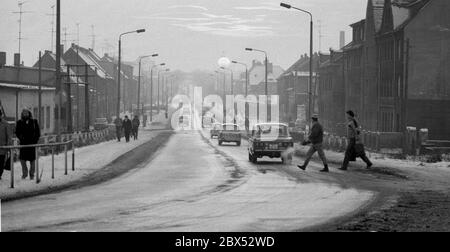 Sachsen-Anhalt / DDR-Land / Dezember 1989 Bitterfeld, Stadtansichten: Brehnaer / Hallesche Straße, ein Trabi im Vordergrund, Wintertag // / Bundesländer / [automatisierte Übersetzung] Stockfoto
