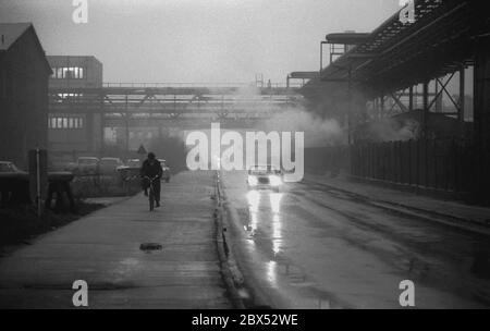 DDR-Land / Sachsen-Anhalt / Dezember 1989 Chemiekombinat in Bitterfeld. Anlage in Regen und Nebel // Industrielandschaft // [automatisierte Übersetzung] Stockfoto