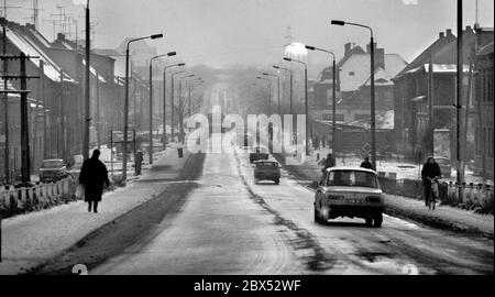 Sachsen-Anhalt / DDR-Land / Dezember 1989 Bitterfeld, Stadtansichten: Brehnaer / Hallesche Straße, ein Trabi im Vordergrund, Wintertag // / Bundesländer / [automatisierte Übersetzung] Stockfoto