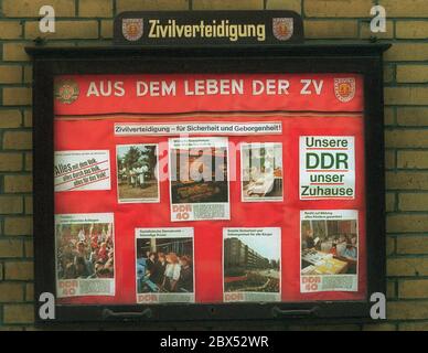 Sachsen-Anhalt / DDR Land / Dezember 1989 VEB Rohrleitungs-Kombinat Bitterfeld. Fertigt Rohre mit großem Durchmesser und ganze Kraftwerke. Im Hof die Vorstände für die sozialen Gruppen, hier die Zivilverteidigung // Wirtschaft / Industrie / Staat [automatisierte Übersetzung] Stockfoto