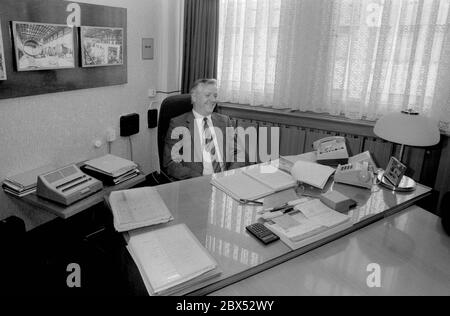 Sachsen-Anhalt / DDR-Land / Dezember 1989 VEB Rohrleitungs-Kombinat in Bitterfeld. Ein DDR-Generaldirektor an seinem Schreibtisch: Roland Arzt. Er war der Chef von etwa 16000 Arbeitern, Arbeitern, die im Ostblock, in Afrika und Asien Pflanzen bauten. R. Arzt nahm an den Demonstrationen in Leipzig gegen das DDR-Regime Teil. // Treuhand / Menschen / Wirtschaft [automatisierte Übersetzung] Stockfoto