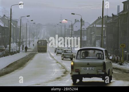 Sachsen-Anhalt / DDR-Land / Dezember 1989 Bitterfeld, Stadtansichten: Brehnaer / Hallesche Straße, ein Trabi im Vordergrund, Wintertag // / Bundesländer / [automatisierte Übersetzung] Stockfoto