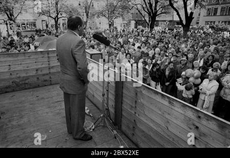 Sachsen-Anhalt / DDR Land / 1990 Wahlkampf im März 1990: Gregor Gysi, PDS, Gespräch auf einem LKW, Marktplatz in Bitterfeld, Wahl in die Landtagsparlamente // Abkommen / Parteien / landtag / DDR-Politik [automatisierte Übersetzung] Stockfoto