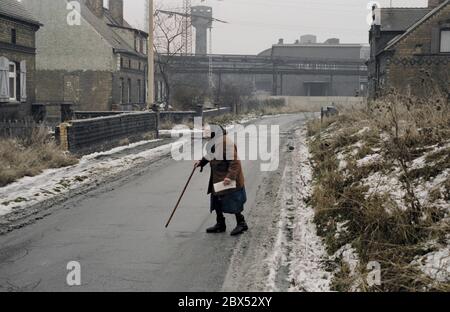 Sachsen-Anhalt / DDR-Land / Dezember 1989 Bitterfeld: Alte Frau in einer Braunkohleanlage // Alte / Industrielandschaft / [maschinelle Übersetzung] Stockfoto