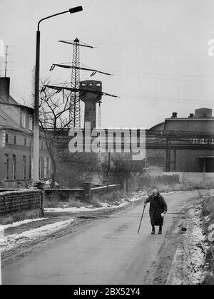 Sachsen-Anhalt / DDR-Land / Dezember 1989 Bitterfeld: Alte Frau in einer Braunkohleanlage // Alte / Industrielandschaft / [maschinelle Übersetzung] Stockfoto