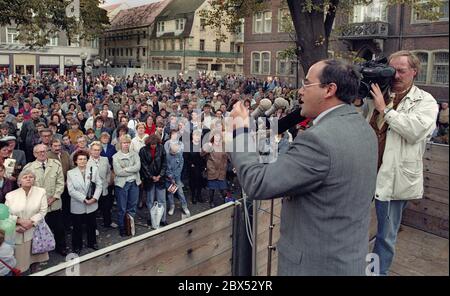 Sachsen-Anhalt / DDR Land / 1990 Wahlkampf im März 1990: Gregor Gysi, PDS, Gespräch auf einem LKW, Marktplatz in Bitterfeld, Wahl in die Landtagsparlamente // Abkommen / Parteien / landtag / DDR-Politik [automatisierte Übersetzung] Stockfoto