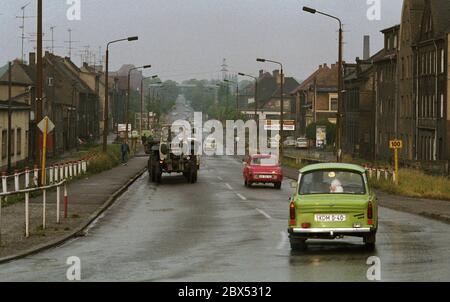 Sachsen-Anhalt / DDR-Land / 1990 Bitterfeld, Stadtansichten: Brehnaer / Hallesche Straße, ein Trabi im Vordergrund, Wintertag // / Bundesländer / [maschinelle Übersetzung] Stockfoto