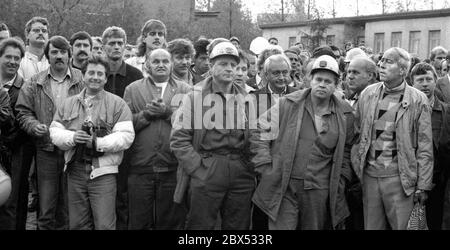 Thüringen / Bergbau / DDR / 9 / 1990 Uranabbau in Ronneburg. Die Firma gehörte der VEB Wismut. Die DDR-Regierung in Berlin hatte beschlossen, den Uranabbau einzustellen. Die Bergleute drohten, Uranabfälle auf den Autobahns abzuwerfen, wenn die Verantwortlichen nicht mit ihnen sprachen. Sie besetzten die Schächte und protestierten auch über dem Boden. Betriebsversammlung. // Umwelt / Bergbau / Strahlung / Wirtschaft / Arbeitnehmer / die deutsch-sowjetische Aktiengesellschaft wurde nach der Gründung der DDR gegründet, um der Sowjetunion den Zugang zu Uran im Erzgebirge zu ermöglichen. Von 1946 bis 1990, mehr Stockfoto