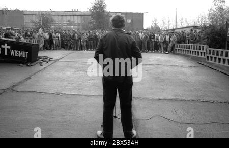 Thüringen / Bergbau / DDR / 9 / 1990 Uranabbau in Ronneburg. Die Firma gehörte der VEB Wismut. Die DDR-Regierung in Berlin hatte beschlossen, den Uranabbau einzustellen. Die Bergleute drohten, Uranabfälle auf den Autobahns abzuwerfen, wenn die Verantwortlichen nicht mit ihnen sprachen. Sie besetzten die Schächte und protestierten auch über dem Boden. Betriebsversammlung. // Umwelt / Bergbau / Strahlung / Wirtschaft / Arbeitnehmer / die deutsch-sowjetische Aktiengesellschaft wurde nach der Gründung der DDR gegründet, um der Sowjetunion den Zugang zu Uran im Erzgebirge zu ermöglichen. Von 1946 bis 1990, mehr Stockfoto